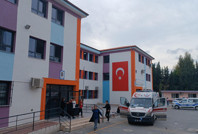 Öğrencilerin pimini çektiği yangın tüpü 15 kişiyi etkiledi