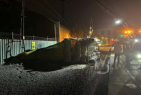 Eyüpsultan'da mıcır yüklü hafriyat kamyonu devrildi