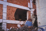 Yıkım kontrolden çıktı, bir anda yandaki binanın duvarı da gitti