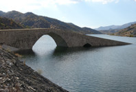 Hasankeyf’ten sonra bir tarih daha su altında: 1500 yıllık köprü kayboluyor