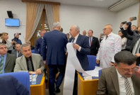 Komisyon gerildi: CHP'li vekil rulo açtı, Bakan arkasına bile bakmadı