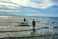 Sıcak havayı fırsat bilenler denize girdi