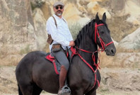 Atla elektrik direğine çarptı, hayatını kaybetti