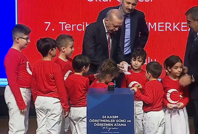 Erdoğan butona bastı, çocuklara harçlık dağıttı