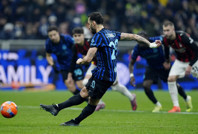 Hakan Çalhanoğlu penaltı kaçırdı, derbiyi Milan kazandı