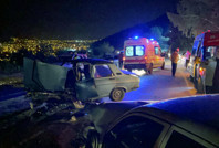 İki otomobil kafa kafaya çarpıştı, sürücüler araçlarda sıkıştı