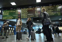 Kamu ve özel sektör çalışanları hükümetin kararına karşı greve başladı