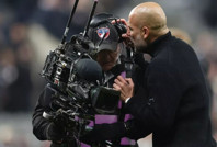 Pep Guardiola, azarladığı kameramandan özür diledi