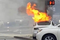 Tesla alev aldı: Yolcu yanarak can verdi