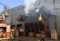 Mobilya fabrikasında yangın: Bir işçi yaralandı