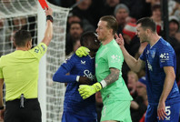 Premier Lig'e damga vuran olay: Takım arkadaşına vurdu, kırmızı kartla atıldı!