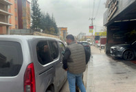 Bıçaklanan koca, eşini adliye önüne pompalı tüfekle beklerken yakalandı