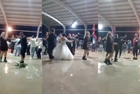 Düğün pistini sağanak doldurdu: Gelin ve damat suyun içinde oynamaya devam etti