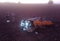 Otomobil tarlaya uçtu