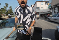 Trafikte keserle üzerine yürüdü: 'Kafanı gözünü kıracağım'