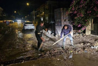 Çeşme’yi sağanak vurdu