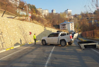 Geri manevra yapan sürücünün aracı 4 metrelik yükseklikten yuvarlandı