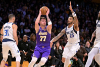 NBA'de eski dostlar buluştu: Lakers Doncic-Reaves ikilisiyle zafere ulaştı