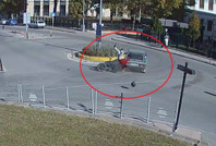 Tünel çıkışında feci çarpışma! Motosiklet havada takla attı