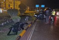 Çarptığı direk aracın üstüne devrilince kaçtı