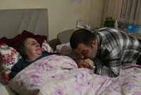 Felçli annesinin ayaklarını öpmeden yatmıyor: 'Cennet orada'