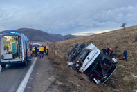 Otobüs devrildi, iki kişi can verdi