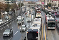 Arızalanan metrobüs trafiği kilitledi
