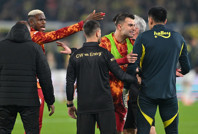 Fenerbahçe–Galatasaray derbisi öncesi şok kavga: Yıldız futbolcular birbirine girdi