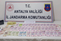 Mahalle muhtarı kumar oynatırken yakalandı