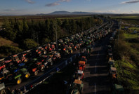 Yunanistan'da çiftçiler ayaklandı, yolu trafiğe kapattı