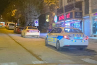 Bacağına saplanan bıçağı çıkartıp, saplayanı ağır yaraladı