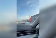 'Dur' ihtarından kaçan ehliyetsiz sürücü, aracın lastiklerine silah doğrultulunca durdu