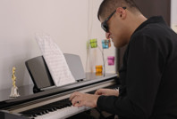 Engeline rağmen konservatuvarı dereceyle bitirdi, dört enstrümanda ustalaştı