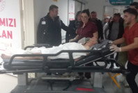 Kayınpederi bıçakladı, göğsünde bıçakla hastaneye götürüldü