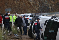 Yağışlı yolda minibüs devrildi, 7 kişi yaralandı