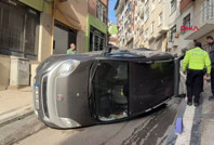 Yokuş aşağı inerken duvara çarpıp devrildi