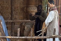 Heykel taklidi yapıp polislerden kaçmaya çalıştı