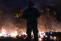 Düşen uçaktaki 18 ton parayı ateşe verdiler