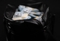 Para dolu çantayı yanlışlıkla bağışladılar