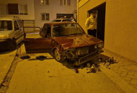 Sevgilisinden ayrıldı, sokak ortasında aracını parçaladı