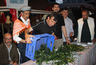 Çocukluğunda yediği salatalığı unutamadı, 1 ton salatalık dağıttı