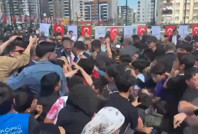 Çocuklara top ve oyuncak dağıtımı izdihama neden oldu