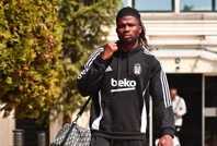El Bilal Toure, Beşiktaş'a ağız tadıyla veda edemedi: Taraftarla atıştı