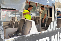 Otomobilin çarptığı refüjden kopan taşlar tramvaydan içeri girdi: 4 yolcu yaralı