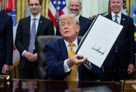 Mahkeme karar verdi: Trump, yüz binleri sınır dışı edebilecek
