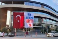 Saadet Partisi Genel Merkezi’ne 'NATO'ya hayır' pankartı asıldı