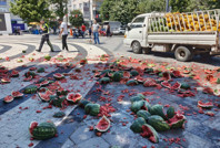 Karpuzları belediye önünde parçaladı