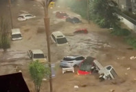 Sel felaketi: Sular 2 metreyi aştı, araçlar sürüklendi