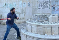 Aşırı sağcı vekil Şehitler Anıtı'nı balyozla yıktı