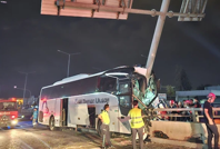 Adana'da yolcu otobüsü kaza yaptı. Yaralılar var